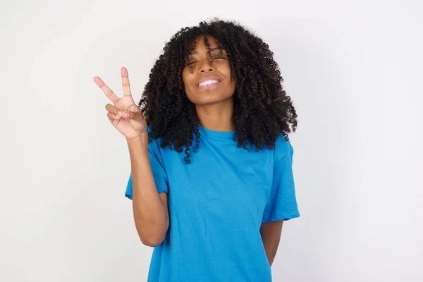 Jovem Africana Com Cabelo Encaracolado Vestindo Camisa Azul Casual Contra — Fotografia de Stock