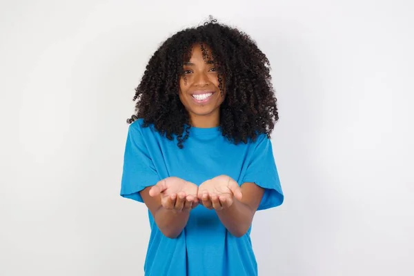 Mujer Africana Joven Con Pelo Rizado Con Camisa Azul Casual — Foto de Stock
