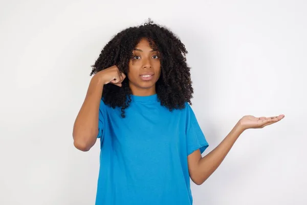 Jovem Africana Com Cabelo Encaracolado Vestindo Camisa Azul Casual Contra — Fotografia de Stock