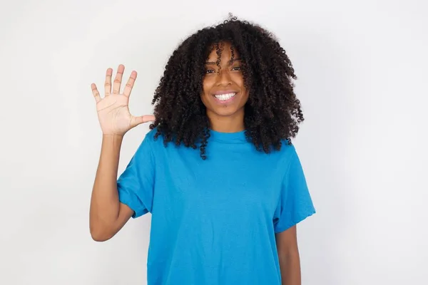 Młoda Afrykańska Kobieta Kręconymi Włosami Luźnej Niebieskiej Koszuli Stojącej Białym — Zdjęcie stockowe