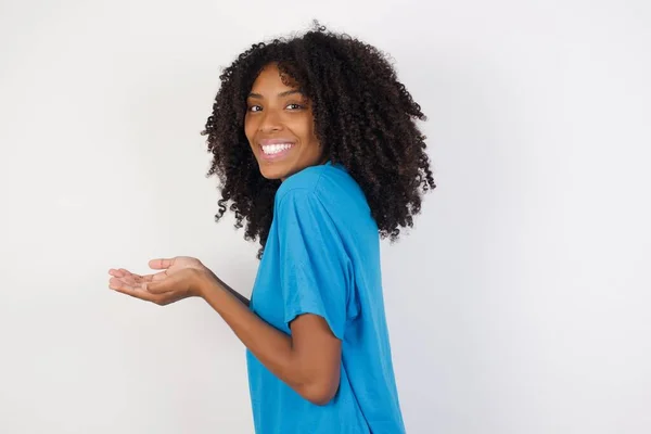 Ung Afrikansk Kvinna Med Lockigt Hår Bär Casual Blå Skjorta — Stockfoto