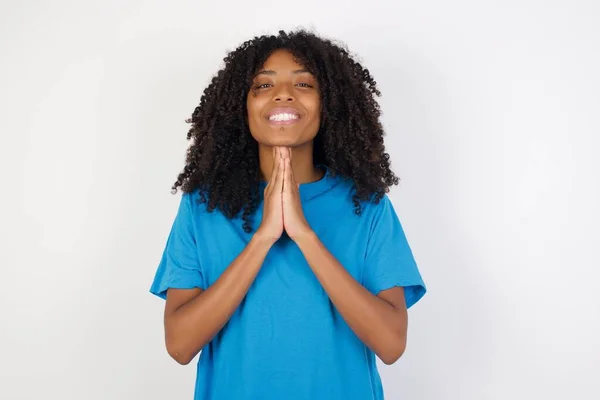 Młoda Afrykanka Kręconymi Włosami Luźnej Niebieskiej Koszuli Stojąca Białym Tle — Zdjęcie stockowe