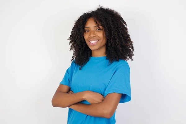 Mladá Africká Žena Kudrnatými Vlasy Sobě Ležérní Modré Košili Stojí — Stock fotografie