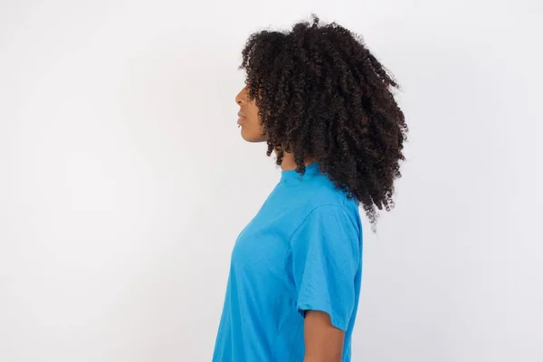 Mujer Africana Joven Con Pelo Rizado Con Camisa Azul Casual —  Fotos de Stock