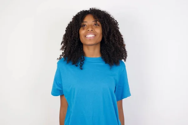 Młoda Afrykanka Kręconymi Włosami Luźnej Niebieskiej Koszuli Stojąca Białym Tle — Zdjęcie stockowe