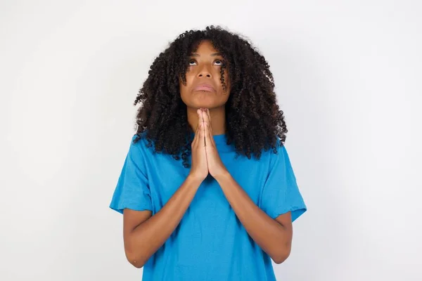 Jovem Mulher Africana Com Cabelo Encaracolado Vestindo Camisa Azul Casual — Fotografia de Stock