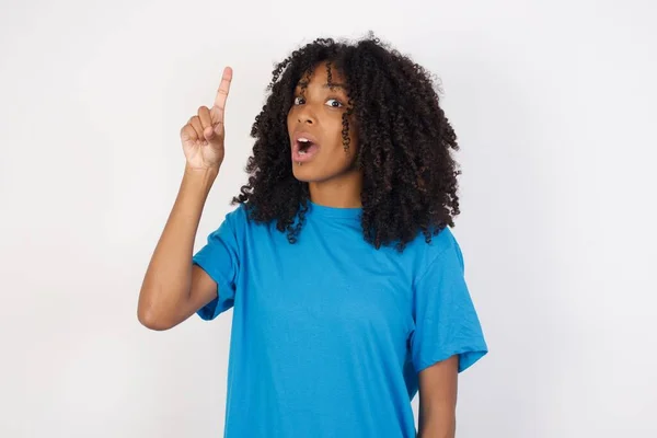 Mladá Africká Žena Kudrnatými Vlasy Neformální Modré Košili Stojící Bílém — Stock fotografie