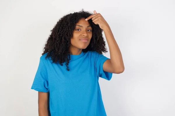 Mladá Africká Žena Kudrnatými Vlasy Neformální Modré Košili Stojí Bílém — Stock fotografie