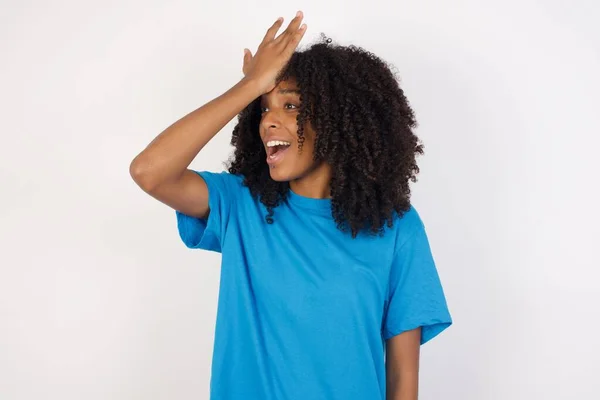 Jovem Mulher Africana Com Cabelo Encaracolado Vestindo Camisa Azul Casual — Fotografia de Stock