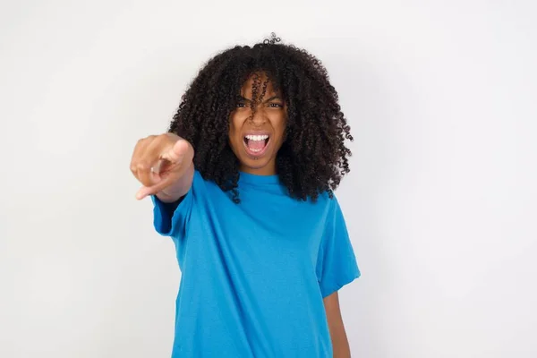 Jovem Mulher Africana Com Cabelo Encaracolado Vestindo Camisa Azul Casual — Fotografia de Stock
