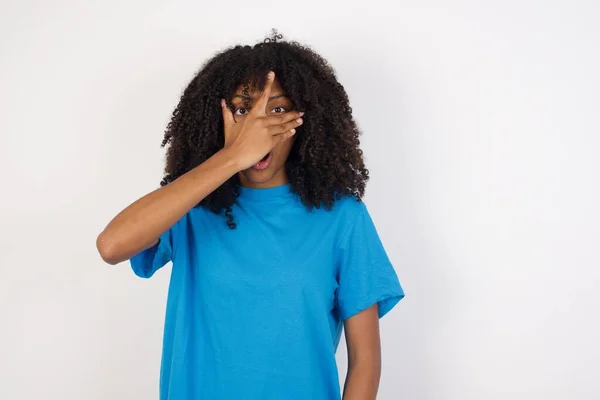 Jovem Africana Com Cabelo Encaracolado Vestindo Camisa Azul Casual Contra — Fotografia de Stock