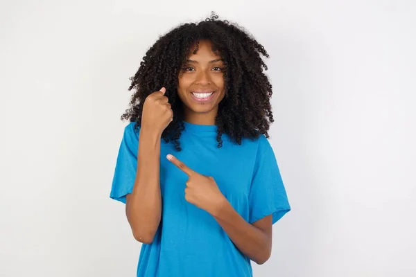 Młoda Afrykanka Kręconymi Włosami Luźnej Niebieskiej Koszuli Stojącej Białym Tle — Zdjęcie stockowe