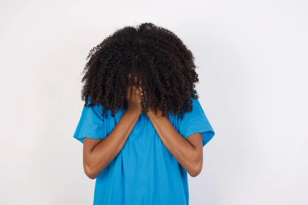 Ung Afrikansk Kvinna Med Lockigt Hår Bär Casual Blå Skjorta — Stockfoto