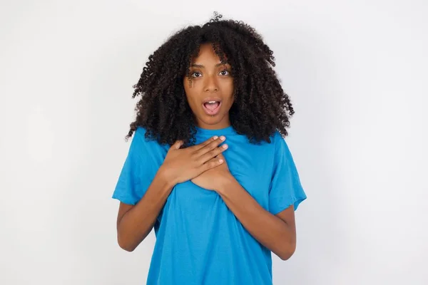 Rädd Ung Afrikansk Kvinna Med Lockigt Hår Bär Casual Blå — Stockfoto