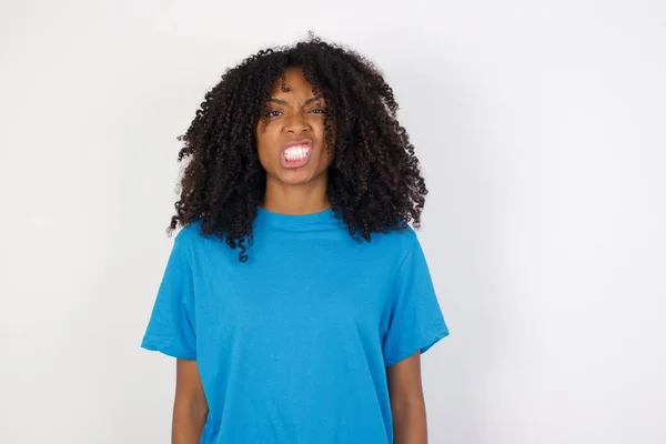 Retrato Raiva Jovem Africana Com Cabelo Encaracolado Vestindo Camisa Azul — Fotografia de Stock