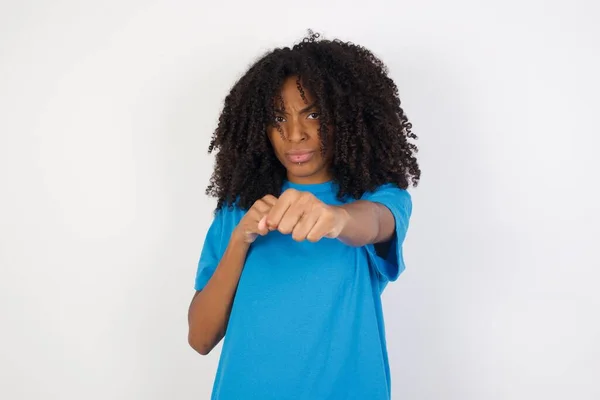 Retrato Mulher Africana Jovem Forte Determinada Com Cabelo Encaracolado Vestindo — Fotografia de Stock