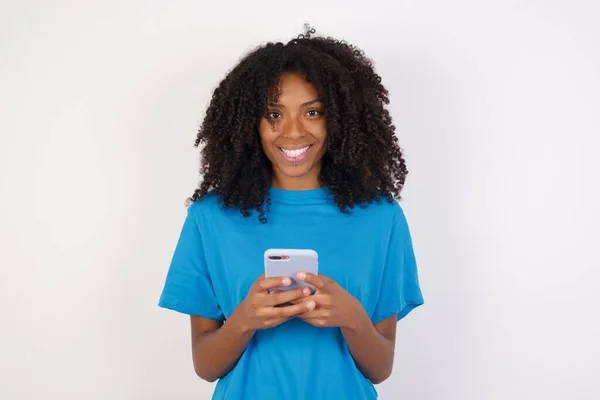 Mujer Africana Joven Con Pelo Rizado Con Camisa Azul Casual — Foto de Stock