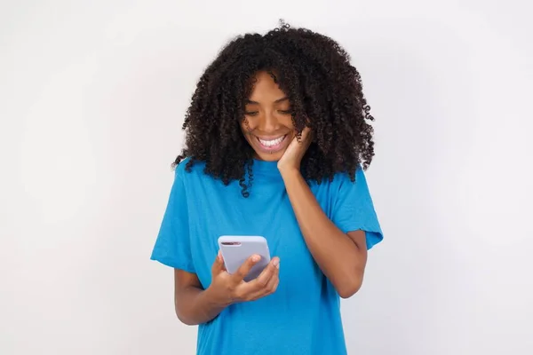 Mujer Africana Joven Feliz Con Pelo Rizado Con Camisa Azul — Foto de Stock