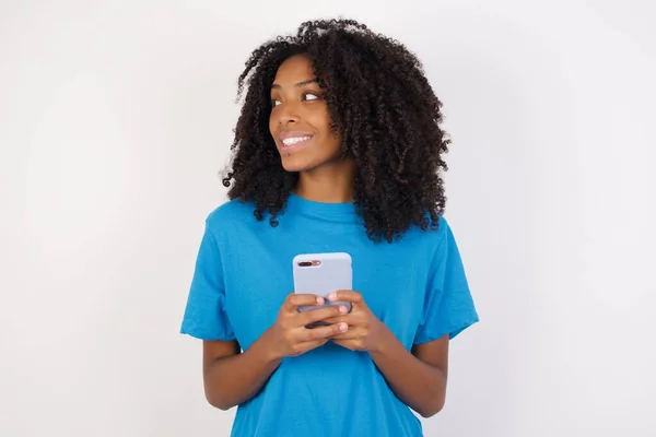 Mujer Africana Joven Con Pelo Rizado Usando Camisa Azul Casual — Foto de Stock