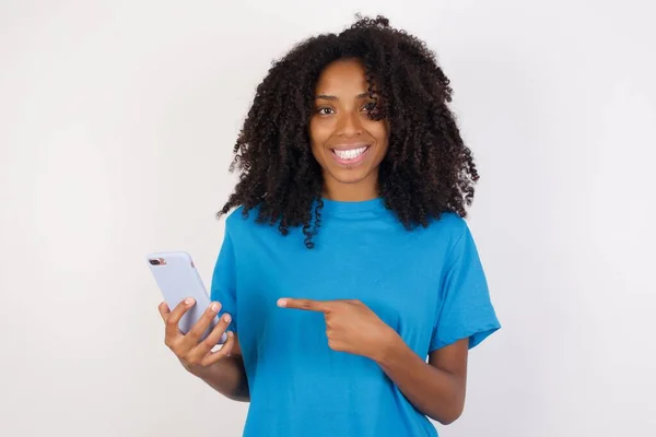 Retrato Mujer Africana Joven Con Pelo Rizado Usando Camisa Azul — Foto de Stock