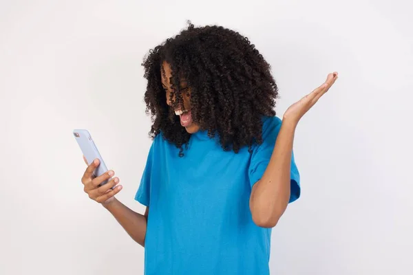 Enojada Mujer Africana Joven Con Pelo Rizado Con Camisa Azul — Foto de Stock