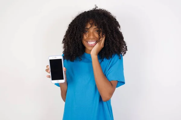 Młoda Afrykańska Kobieta Kręconymi Włosami Nosząca Luźną Niebieską Koszulę Stojącą — Zdjęcie stockowe
