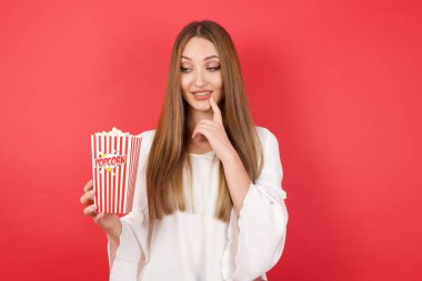 Patlamış mısırlı güzel bir kadın.