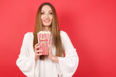 Patlamış mısırla genç ve güzel bir kadın ellerinin birarada dua ederek af diliyor..