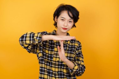 Güzel genç bir kadın mola veriyor..