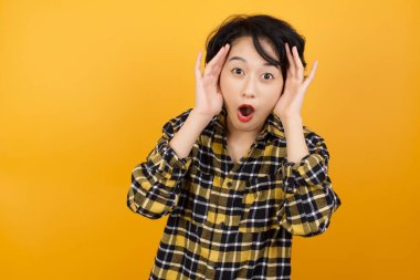 Korkmuş yüz ifadesiyle genç, güzel bir kadın, elleri başının üstünde, çenesi düşmüş, müthiş bir ifadesi var. Omg kavramı