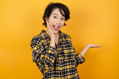 Avuç içi açık genç ve güzel bir kadının fotoğrafı.  