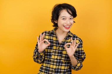 Sakin ol, her şey mükemmel. Güzel bir kadının portresi. Güzel bir jest yapıyor ve gülümsüyor..