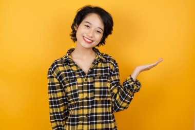 Genç ve güzel bir kadın boş elleriyle kameraya bakıyor..