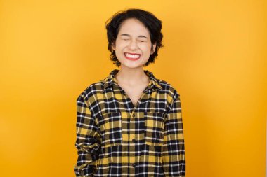 Genç ve güzel bir kadın yeni planlar için çok mutlu ve heyecanlı..