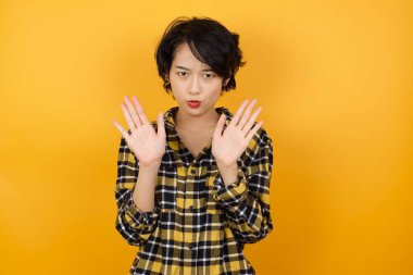 Güzel genç bir kadın elini uzatıyor, reddediyor ve iğrenç bir ifadeyle reddediyor. Dur ve yasakla.