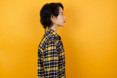 Güzel, genç bir kadın yanına bakıyor, rahat bir görünüm takınıyor, doğal bir yüz ifadesi ve kendine güvenen bir gülümsemesi var..