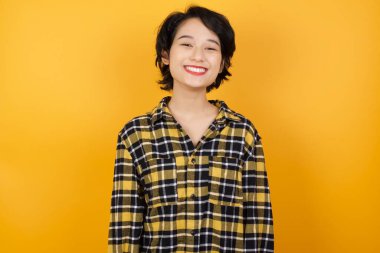 Yüzünde mutlu ve serin bir gülümseme olan güzel genç bir kadın. Şanslı kişi..