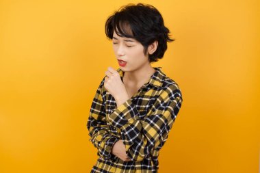 Güzel genç bir kadın kendini iyi hissetmiyor ve soğuk algınlığı veya bronşitin belirtisi olarak öksürüyor. Sağlık hizmetleri kavramı.