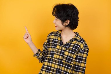 Güzel, genç bir bayan, gururlu görünüyor, gülümsüyor, baş parmak işareti yapıyor. İyi iş.!