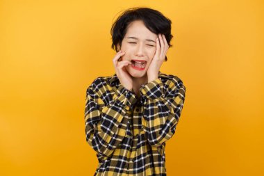 Stüdyoda ağlayan Asyalı kadın 