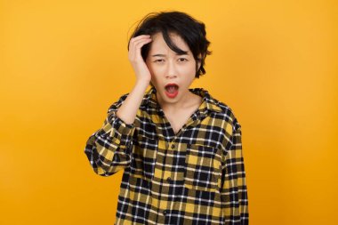 Utanmış, çekici, genç bir kadın. 