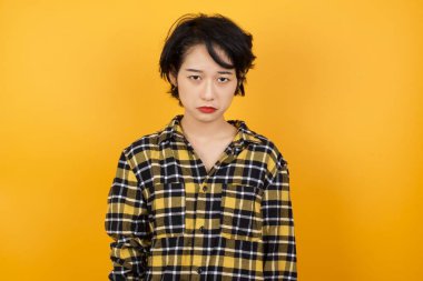 Güzel genç bir kadın alt dudağını kıvırır ve umutsuzluk içinde gözlerini kapatır. 