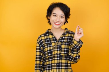 Genç ve güzel bir kadın Çince işaret dili Q 'da yedi parmak hareketi gösteriyor..