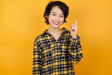 Genç ve güzel bir kadın 9 numaralı parmaklarıyla Çince işaret diliyle Jiu 'yu gösteriyor.