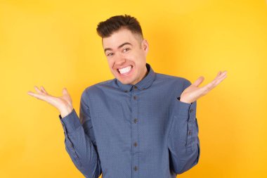 Cahiller omuz omuza omuz silker. Yüzleri şüpheli bir durumdur. Avuçlarını açar, beyaz arka planda kırmızı gömlek giyer. Zor karar.