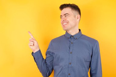 Yakışıklı genç işadamı kameraya bakıyor.  