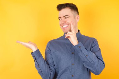 Avuç içi açık yakışıklı genç iş adamı  