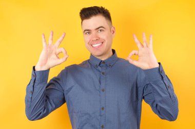 Yakışıklı genç işadamı iyi niyet ve gülümseme gösteriyor..