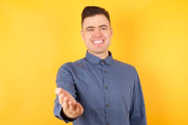 Yakışıklı genç işadamı yardım eli uzatıyor ve kabul ediyor..