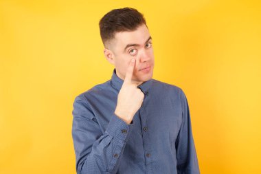 Yakışıklı genç işadamı, senin jestini ve şüpheli ifadeni izliyor..